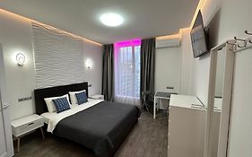 Rybalsky Studio Apartment Podil - Dnipro View